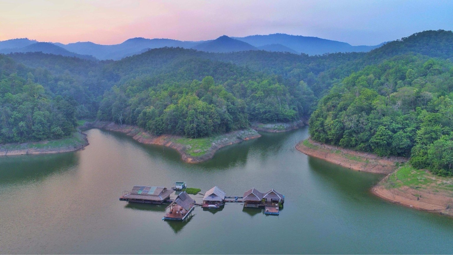 タイの湖に浮かぶSaaiJai Village