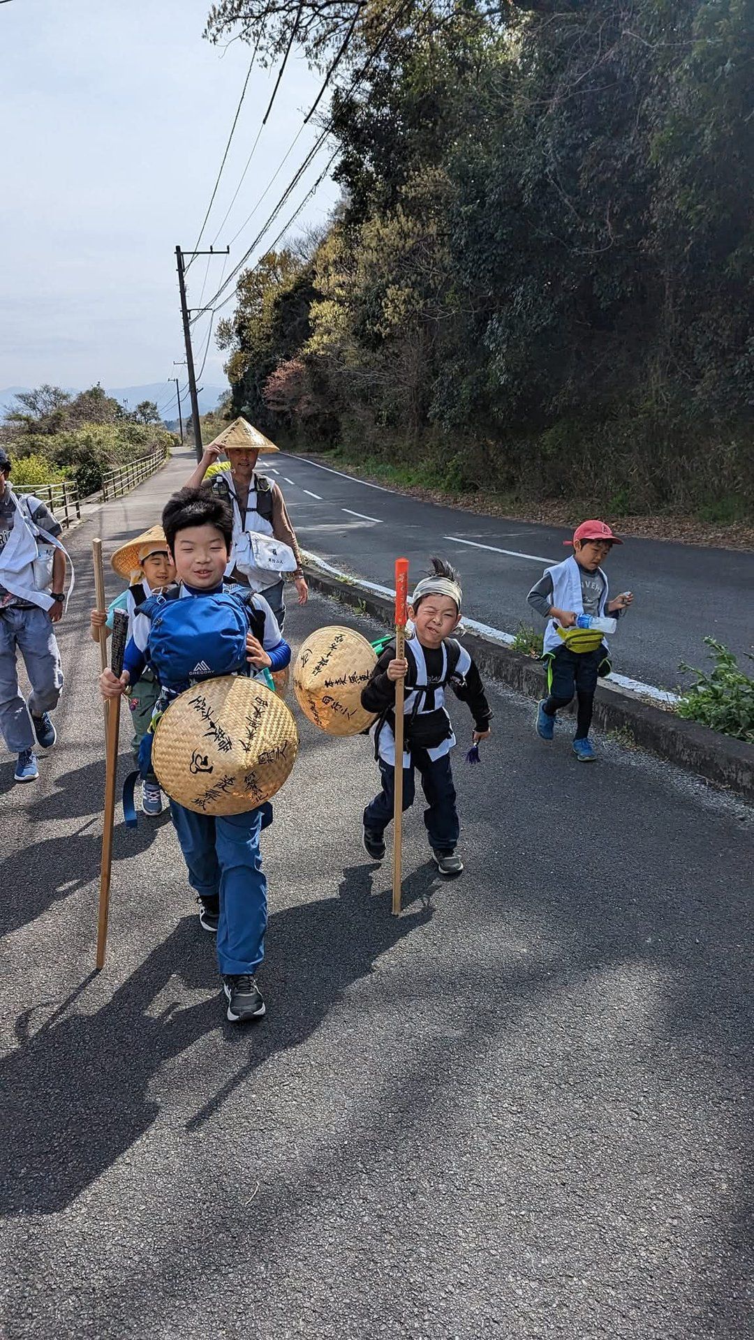 お遷路 - 道を歩く子どもたち