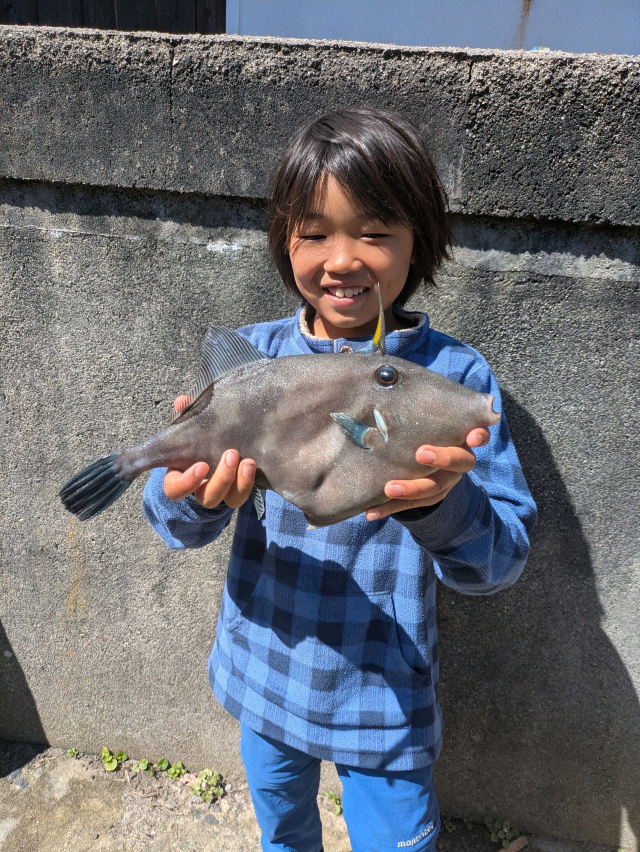 海旅 - 釣った魚を持つ笑顔の子